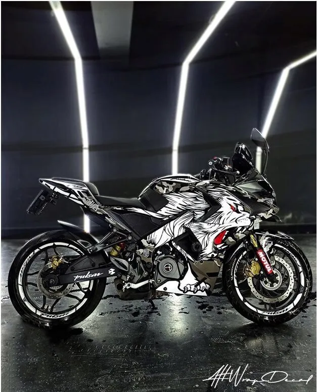 Hình ảnh minh họa đề can ghép được dán tỉ mỉ lên một chiếc xe máy