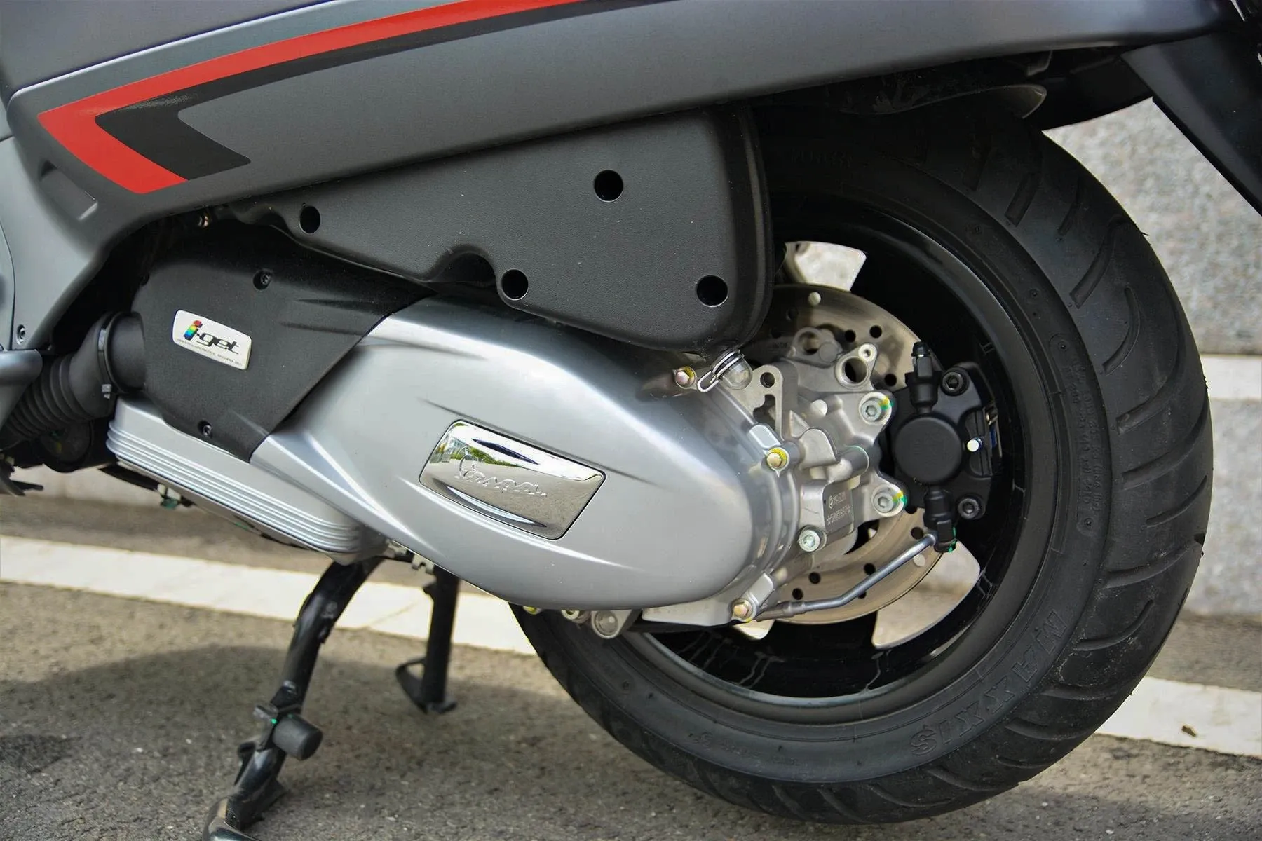 Thân hình bề thế của Vespa GTS Super khiến mẫu xe này chưa gần gũi với số đông khách hàng Việt Nam