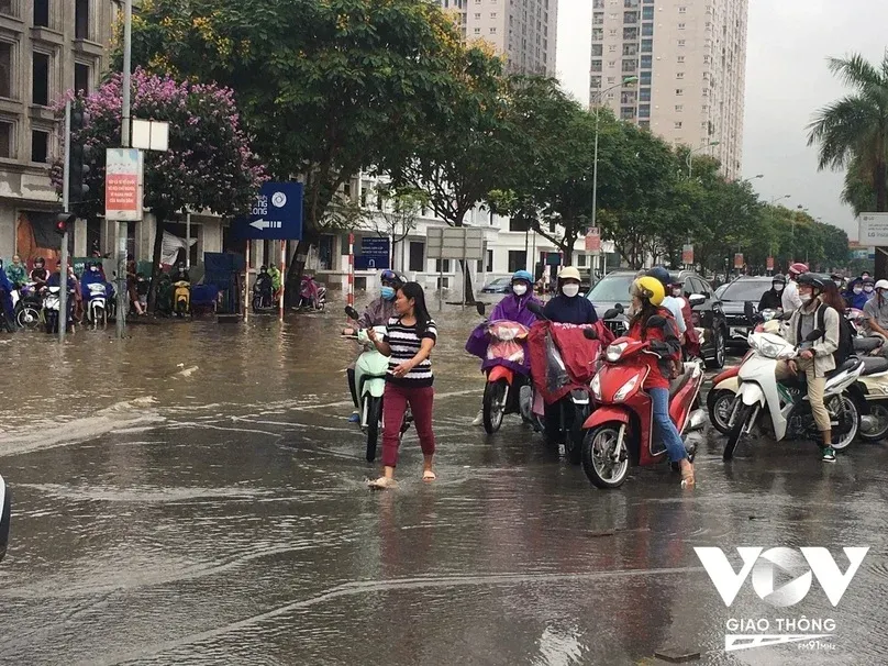 Các lưu ý quan trọng khi đi xe máy qua vùng ngập nước