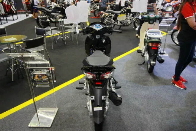 Hộc chứa đồ dưới yên xe Wave 125i Thái Lan rộng rãi thoải mái vừa để đủ cả loại mũ bảo hiểm trùm đầu