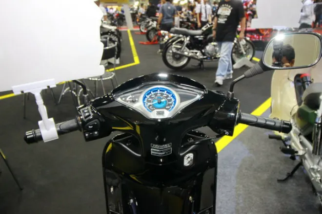 Cụm đồng hồ của Honda Wave 125i Thái Lan sang chảnh với màu nền xanh kim cương