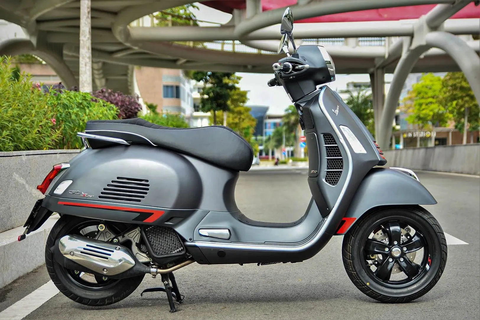 Vespa GTS Super 150 màu xám, kiểu dáng cổ điển và bề thế