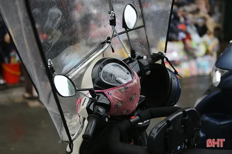 Cấu trúc khung thép và vải dù tự chế trên xe máy tại Hà Tĩnh gây mất an toàn