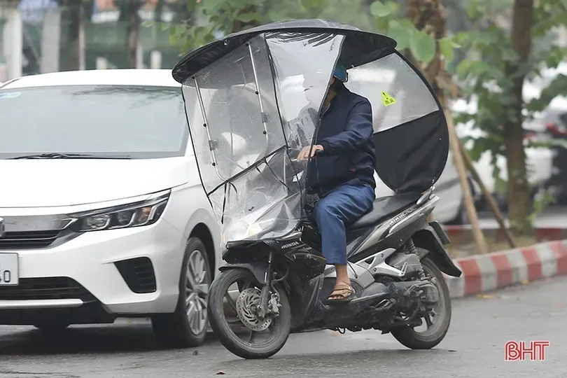 Nhiều xe máy tự chế mái che cồng kềnh ở Hà Tĩnh, tiềm ẩn nguy cơ tai nạn giao thông