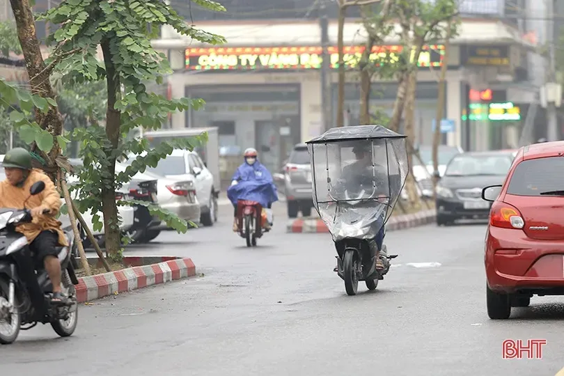 Mái che tự chế làm bằng nilon hoặc vải dù, cố định bằng khung thép và ốc vít