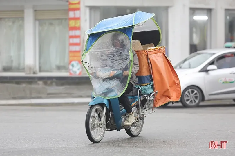 Mái che xe máy cồng kềnh giảm tầm nhìn, nguy hiểm khi lưu thông khu dân cư ở Hà Tĩnh