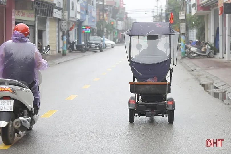 Xe máy điện và xe điện ba bánh cũng tự ý lắp đặt mái che tại Hà Tĩnh
