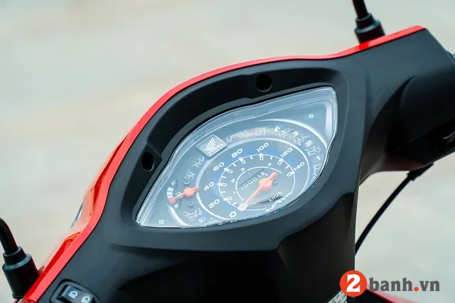 Mặt đồng hồ hiển thị các thông số vận hành của Wave Alpha 2026