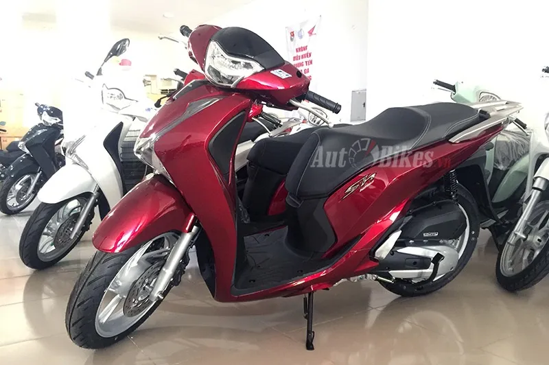 Honda SH 2017 màu trắng đỗ trong khu vực trưng bày