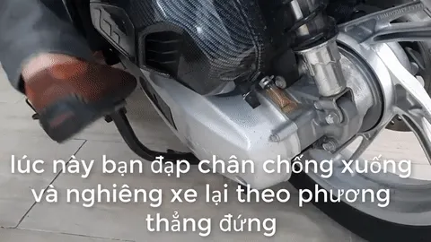 Dựng chân chống đứng của xe máy theo kiểu truyền thống