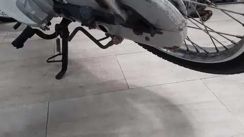 Sau đó bạn chỉ việc dùng chân đẩy chân chống đứng về trước, rồi nghiêng xe để xe trở lại vị trí ban đầu.