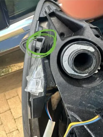 Các bước chuẩn bị công cụ để tháo gương xe máy điện