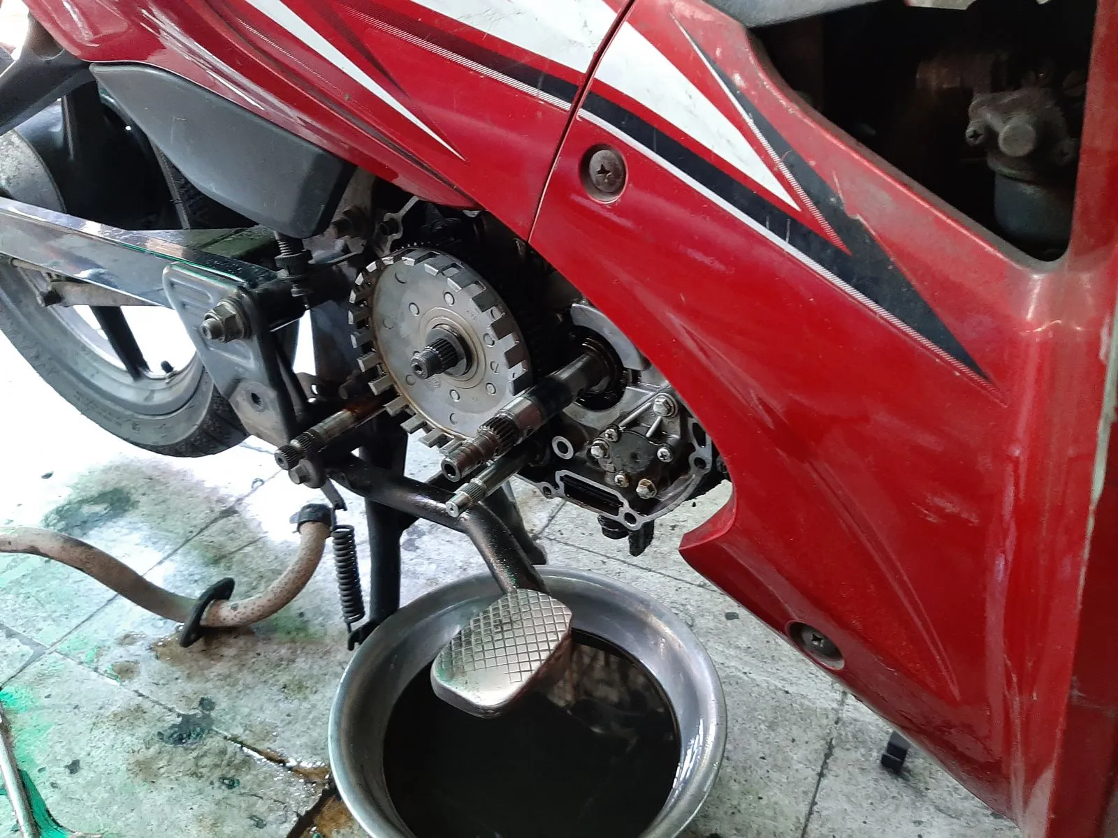 Thợ kỹ thuật đang tiến hành tháo lắp và làm nồi xe Wave 110