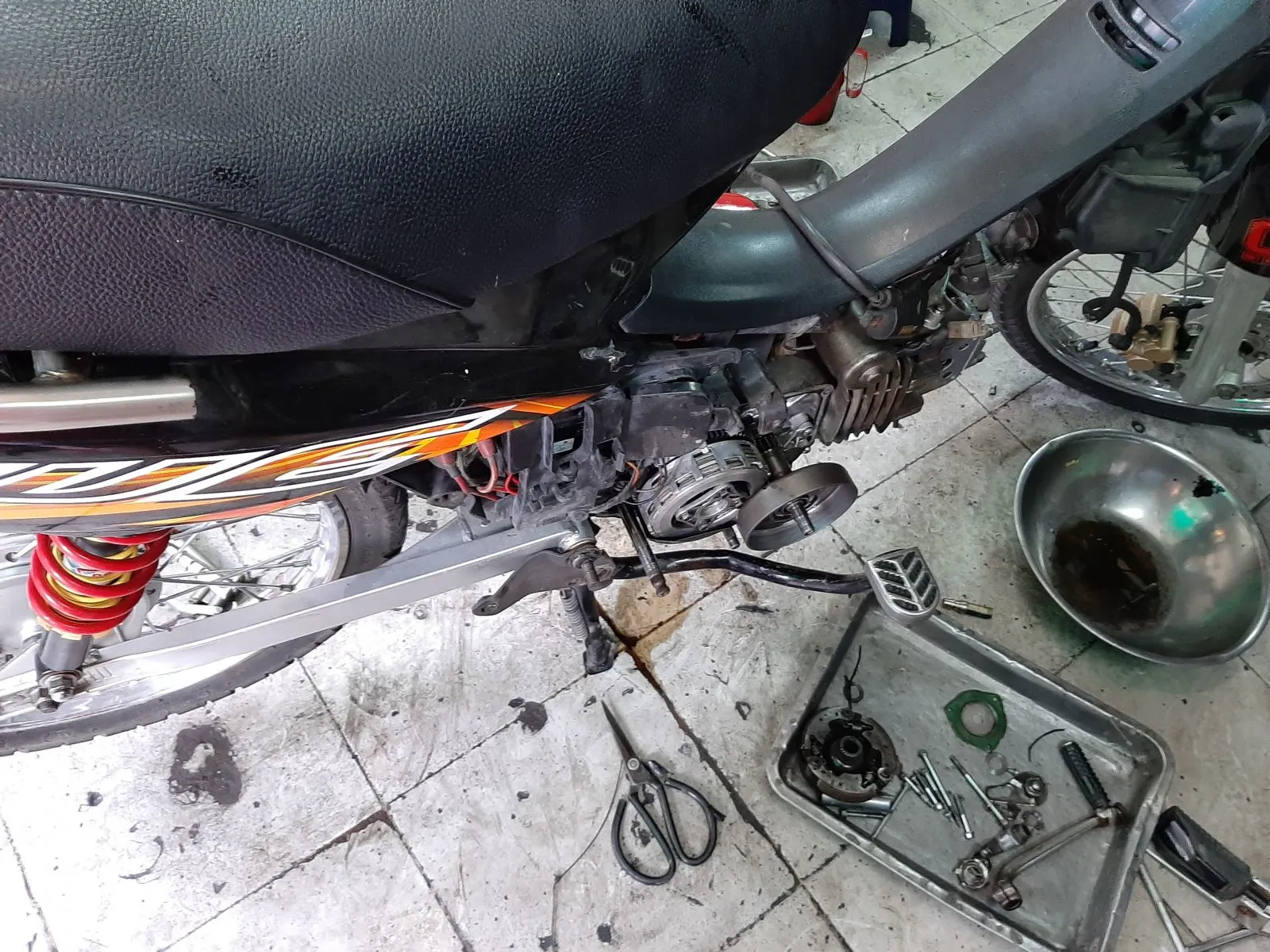 Các linh kiện nồi xe Wave 110 chuẩn bị được lắp ráp