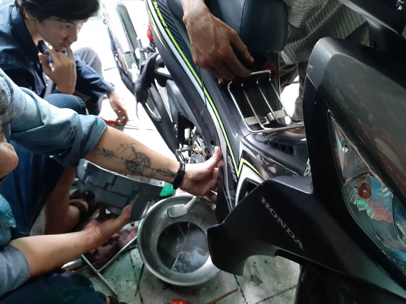 Thợ đang căn chỉnh bộ nồi xe Wave 110 sau khi lắp