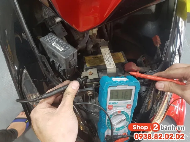 Sử dụng bộ sạc chuyên dụng để nạp điện cho ắc quy xe tay ga