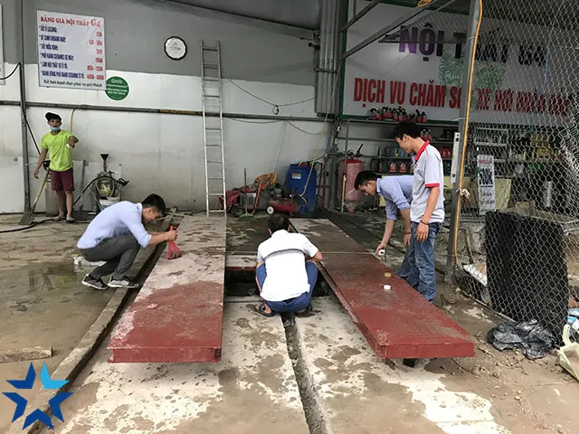 Lắp đặt cầu nâng 1 trụ Ấn Độ kiểu nổi