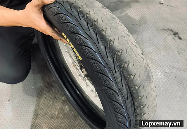 Một góc trưng bày các loại lốp xe