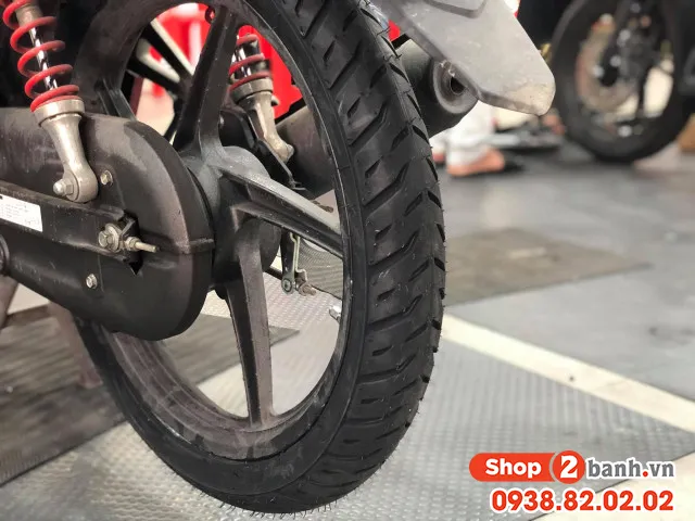 Hoa văn gai lốp Michelin Pilot Street 2 mới mẻ, tối ưu khả năng thoát nước cho xe Wave RSX