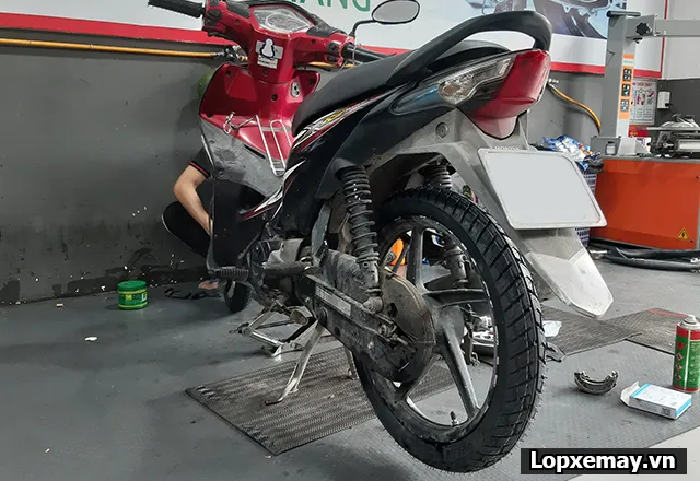 Vỏ xe máy phổ thông và ruột xe