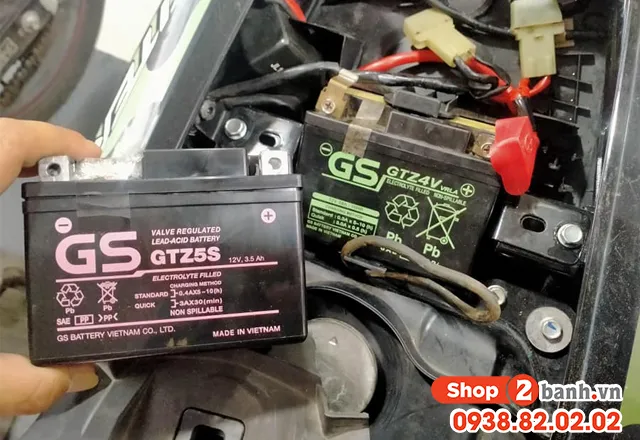 Kỹ thuật viên đang đấu nối ắc quy để nổ máy xe tay ga khi hết điện