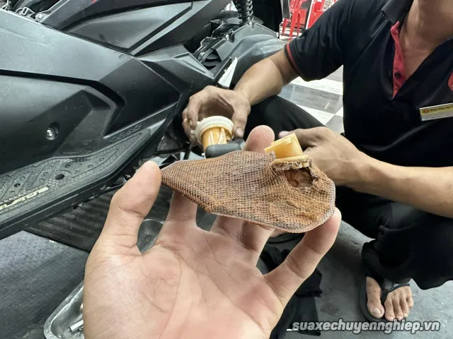 Lọc xăng xe máy bị tắc nghẽn sau thời gian dài sử dụng