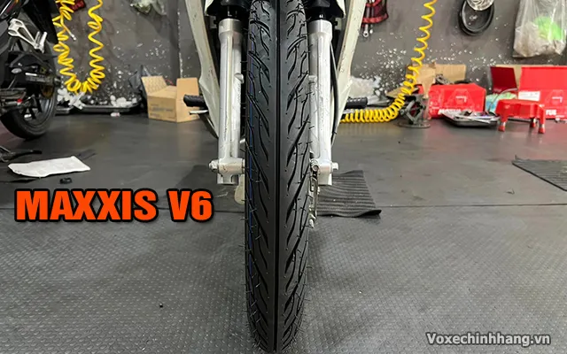 Thiết kế gai xương cá và rãnh sâu của lốp Maxxis V6