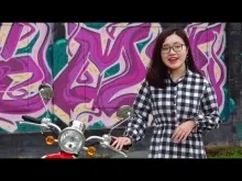 Một chiếc xe ga Crea 50cc màu đỏ trắng đang được trưng bày trong cửa hàng