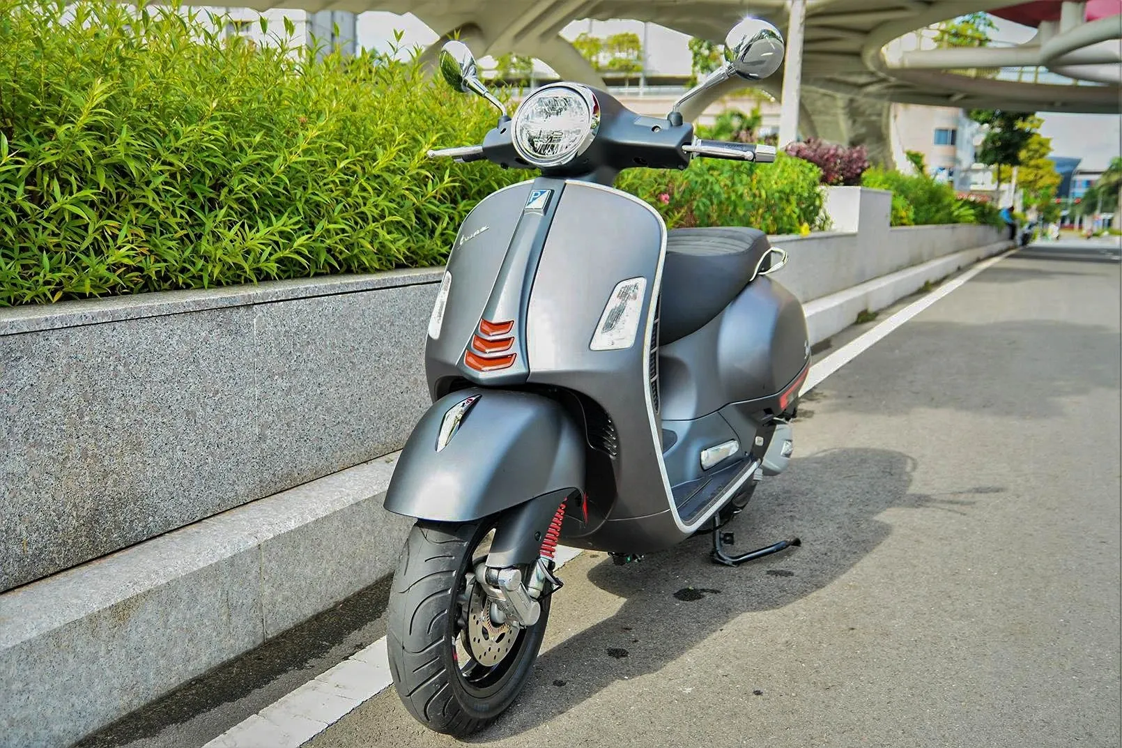 Cận cảnh chi tiết đèn pha LED và logo Vespa trên GTS Super