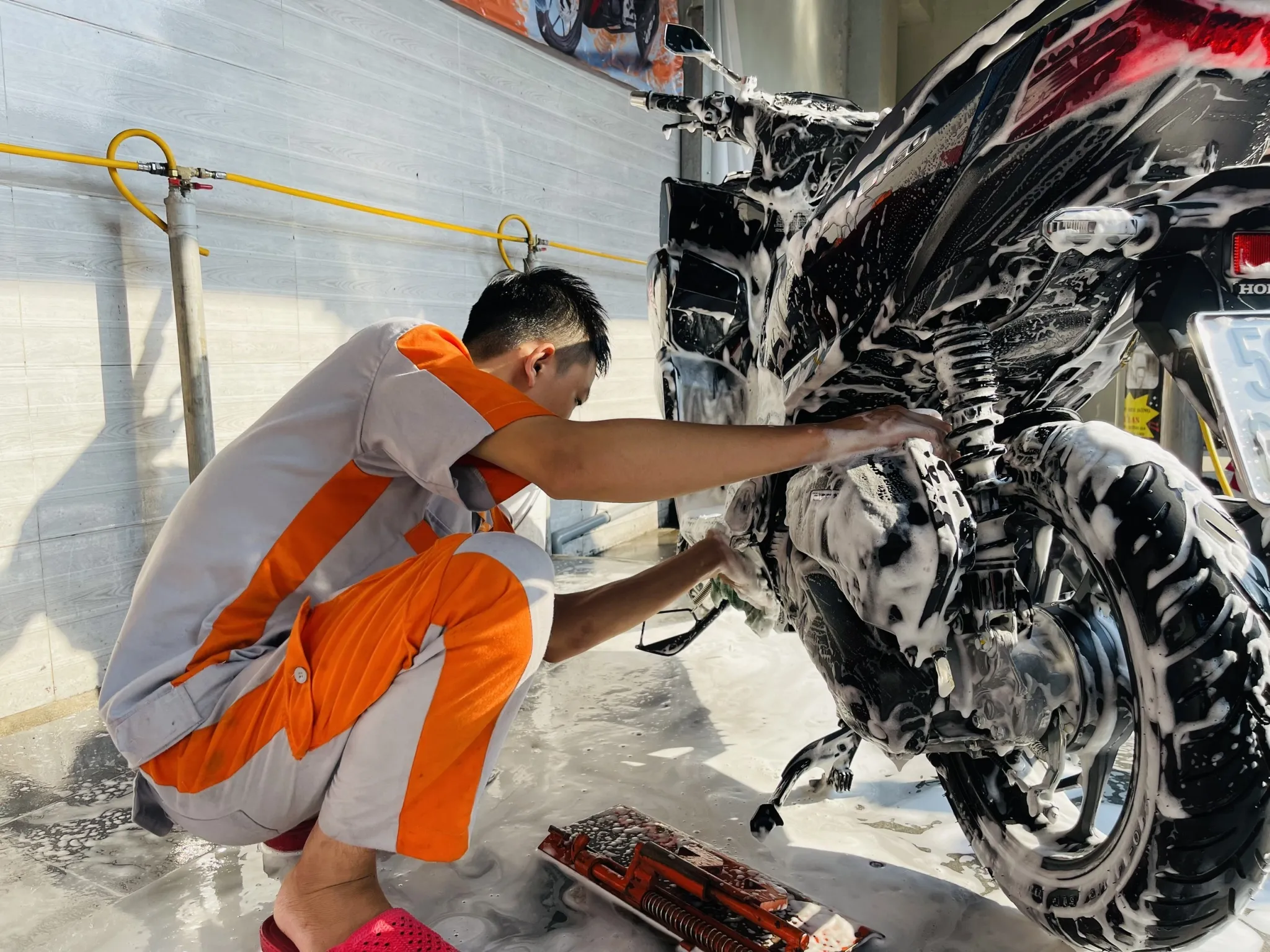 Tổng hợp các lưu ý quan trọng trong cách rửa xe máy siêu sạch tại nhà