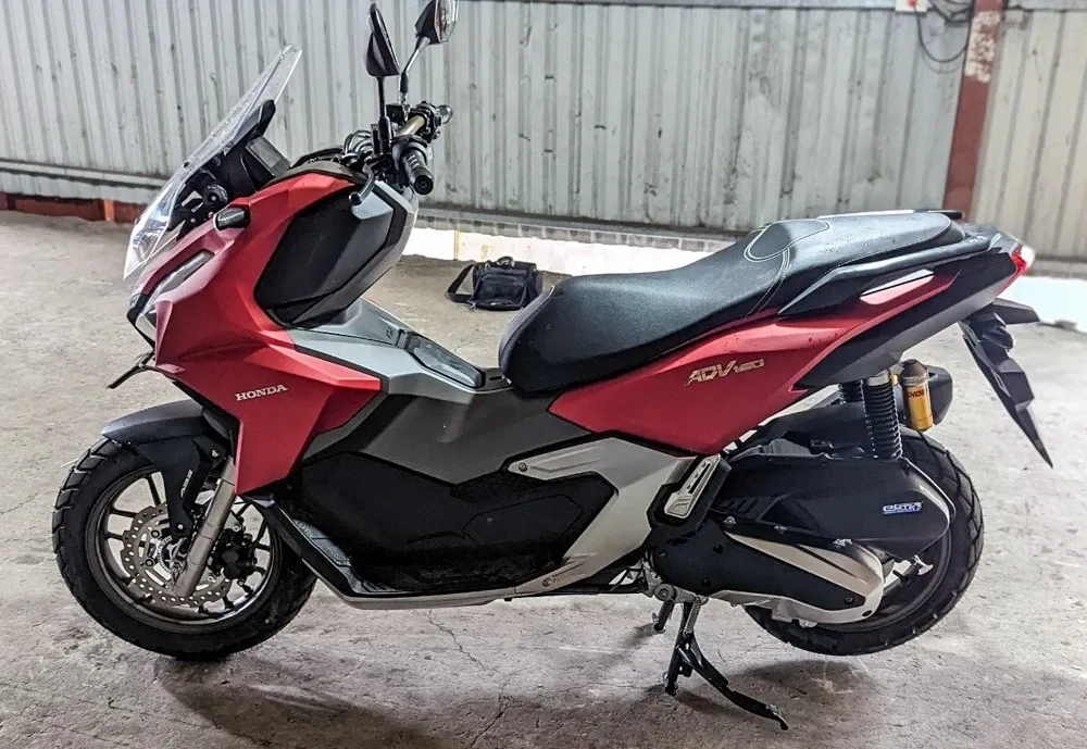 Honda ADV 160 với thiết kế adventure mạnh mẽ màu đen mờ