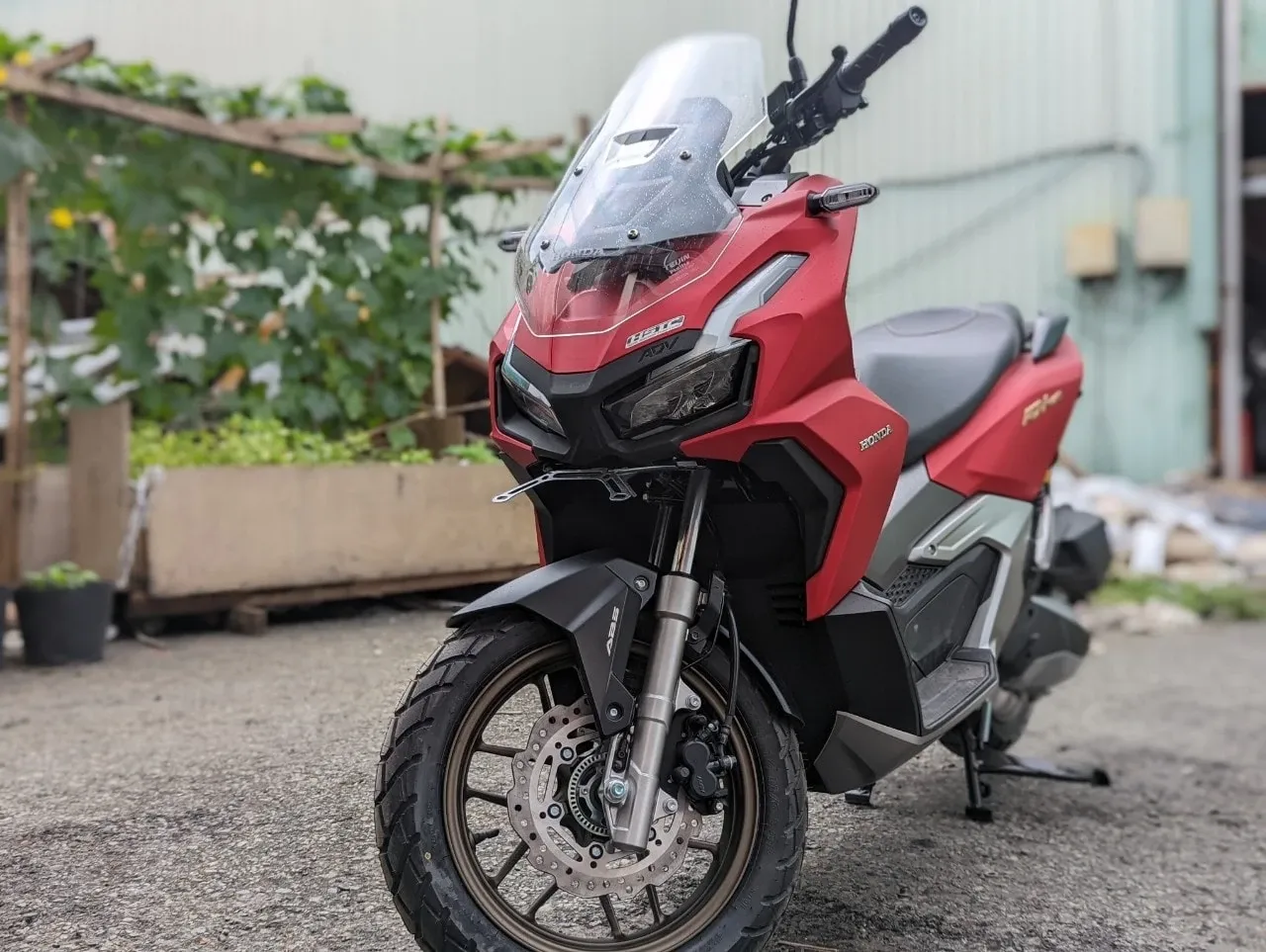 Honda ADV 160 với ghi-đông trần, tạo tư thế lái thoải mái cho người lái