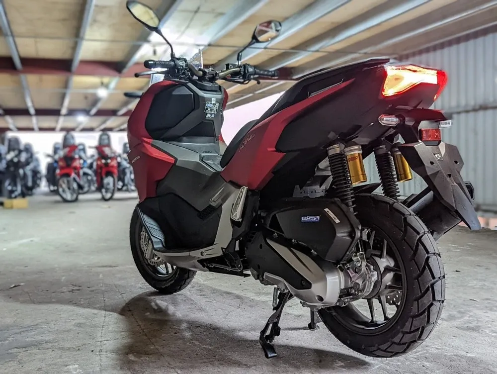 Góc nhìn từ phía trước Honda ADV 160, nổi bật với đèn pha LED đôi