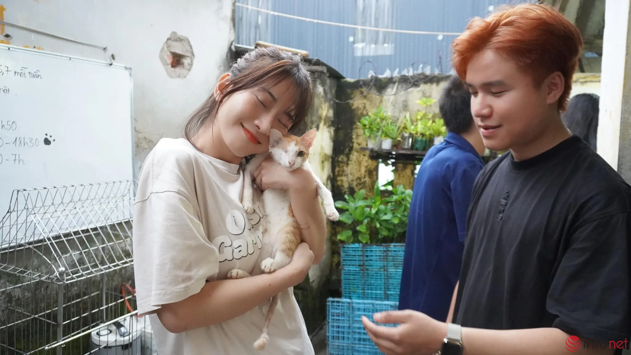 Dù bận rộn kinh doanh, Lê Bống vẫn tích cực tham gia các hoạt động thiện nguyện, thể hiện sự am hiểu và ý thức cộng đồng, bao gồm việc nâng cao nhận thức về các vấn đề sức khỏe và sơ cứu như cách trị bỏng bô xe máy cho trẻ em