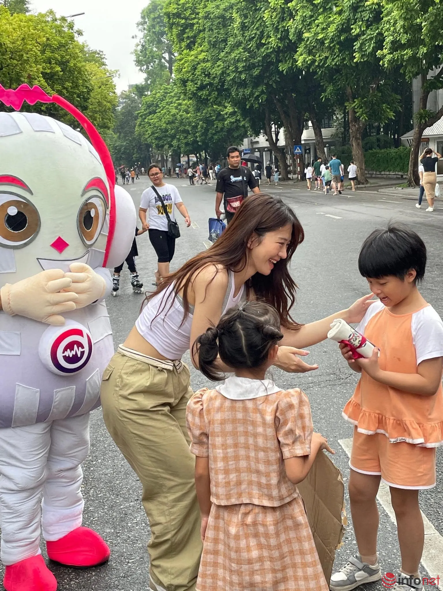 Lê Bống tích cực tham gia các sự kiện cộng đồng, lan tỏa năng lượng tích cực và thông điệp về lối sống lành mạnh, cẩn trọng, bao gồm việc chú ý đến an toàn để không phải tìm hiểu về cách trị bỏng bô xe máy cho trẻ em