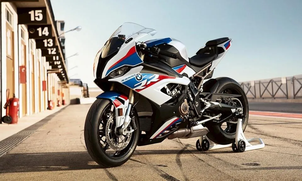 Những chiếc xe đua thường có mã lực rất lớn để xe đạt được vận tốc tối đa nhanh trong thời gian ngắn