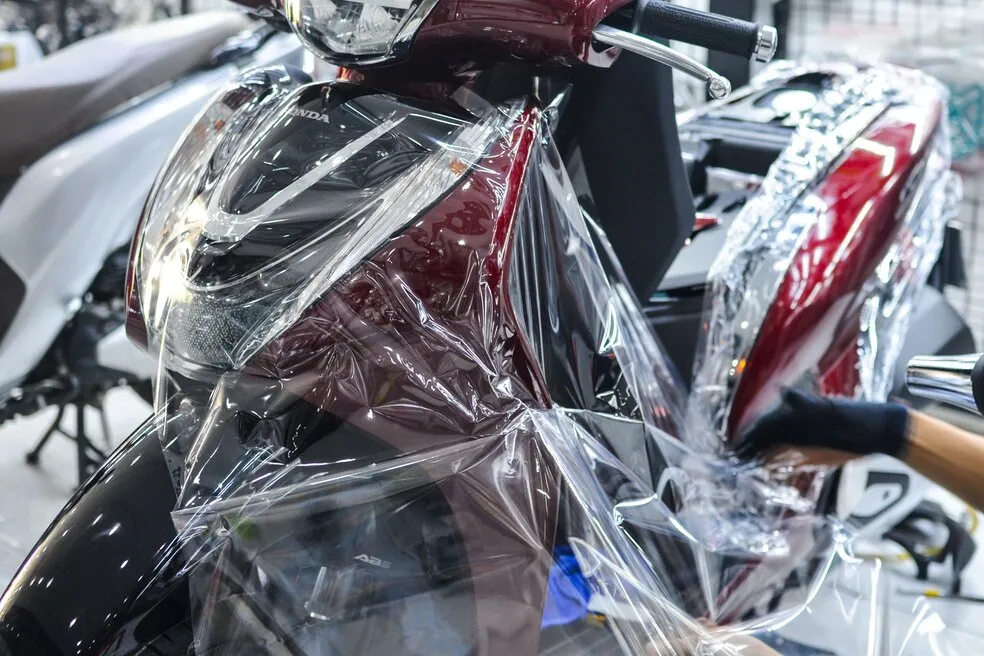 Dán decal xe máy chống trầy xước, loại vật liệu phổ biến nhất