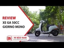 Một chiếc xe ga 50cc Giorno Mono màu xanh ngọc đậu trên vỉa hè