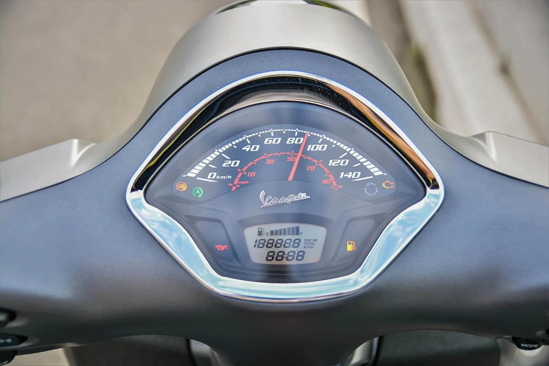 Yên xe rộng rãi và tay nắm sau mạ chrome của Vespa GTS Super