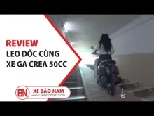 Một chiếc xe ga 50cc Crea màu kem đang được điều khiển đi lên dốc hầm