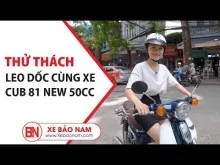 Một chiếc xe Cub New 50cc 2020 màu đỏ đang được điều khiển đi lên dốc đê