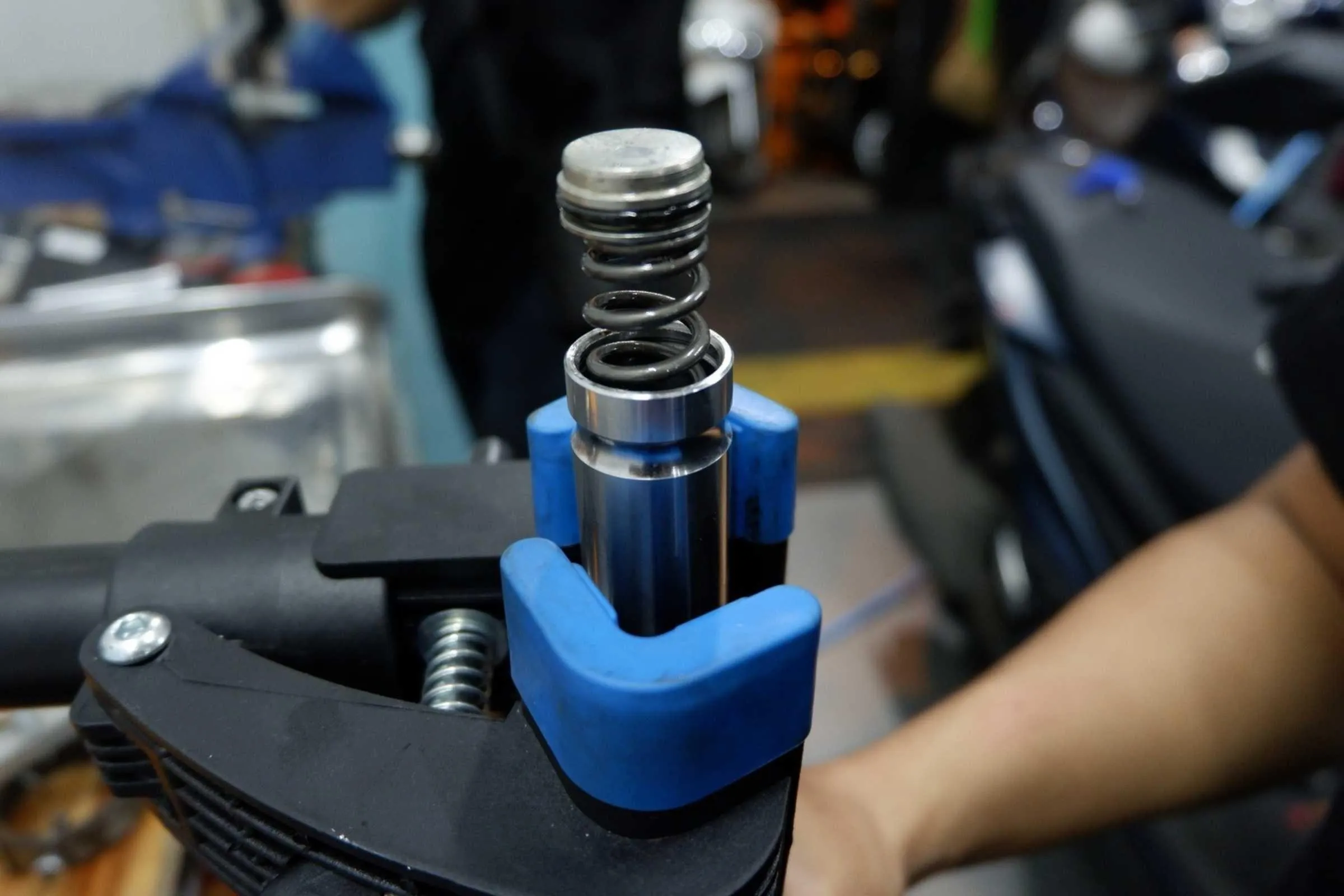 Giá Phục Hồi Phuộc Nhún Xe Máy Chi Tiết 2024: Dấu Hiệu, Quy Trình Và Bảng Giá Chính Xác 6 89 content news gia phuc hoi phuoc xe may 6 20221109090128 ik1zrqd8o