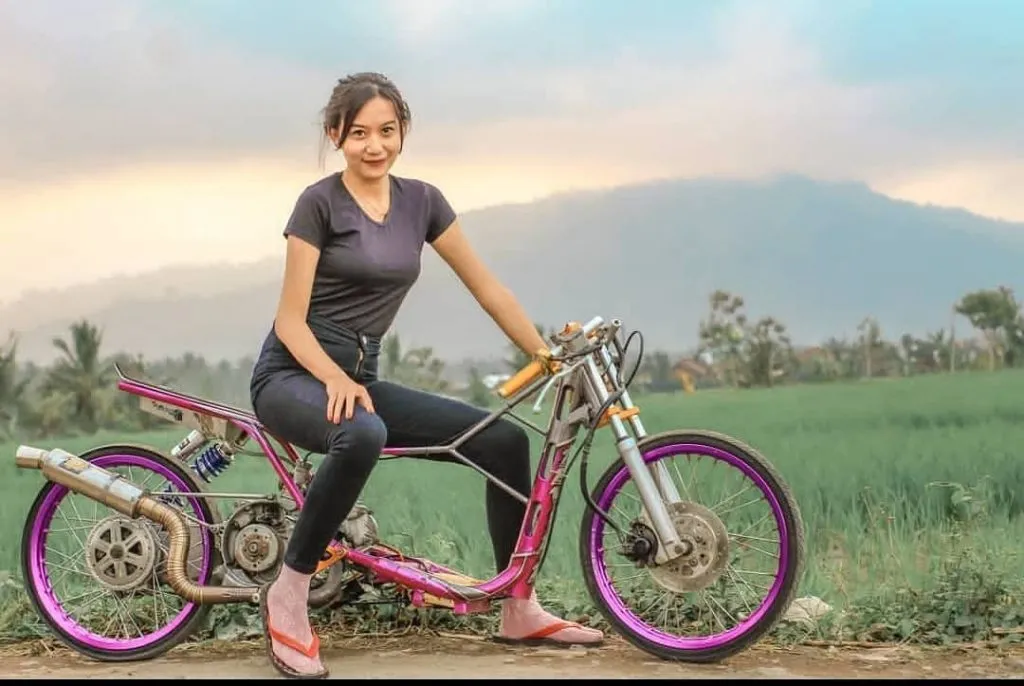 Xe độ Drag trên đường đua, thể hiện sức mạnh vượt trội