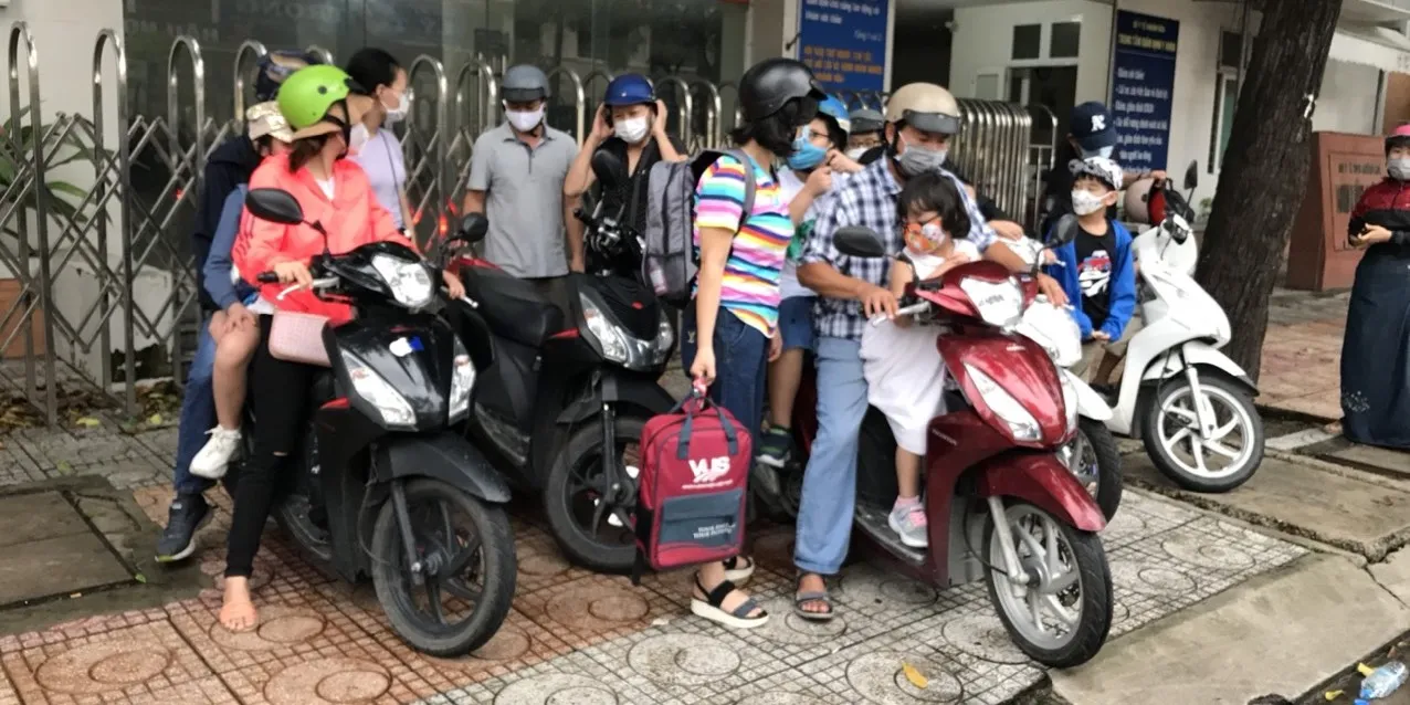 Cảnh xe máy được xếp gọn gàng tại cửa hàng cho thuê xe