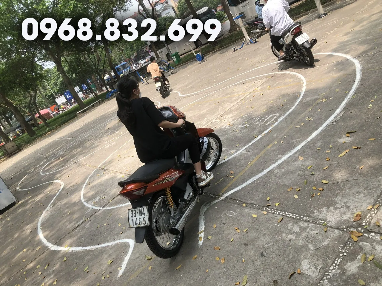 Buổi thực hành lái xe có giáo viên hỗ trợ