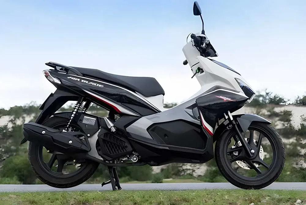 Air Blade cũ đời 2018 màu đen mờ, trang bị đèn LED và khóa Smartkey