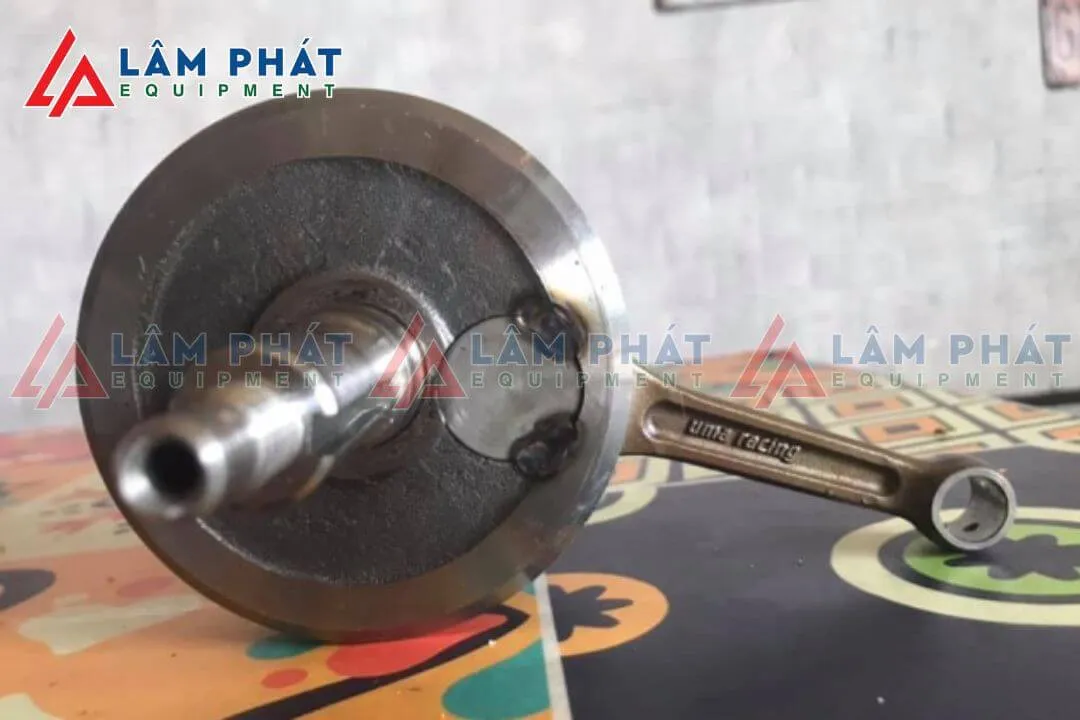 Nguyên nhân lỏng dên xe máy, hình ảnh minh họa dầu nhớt bị bẩn và mài mòn