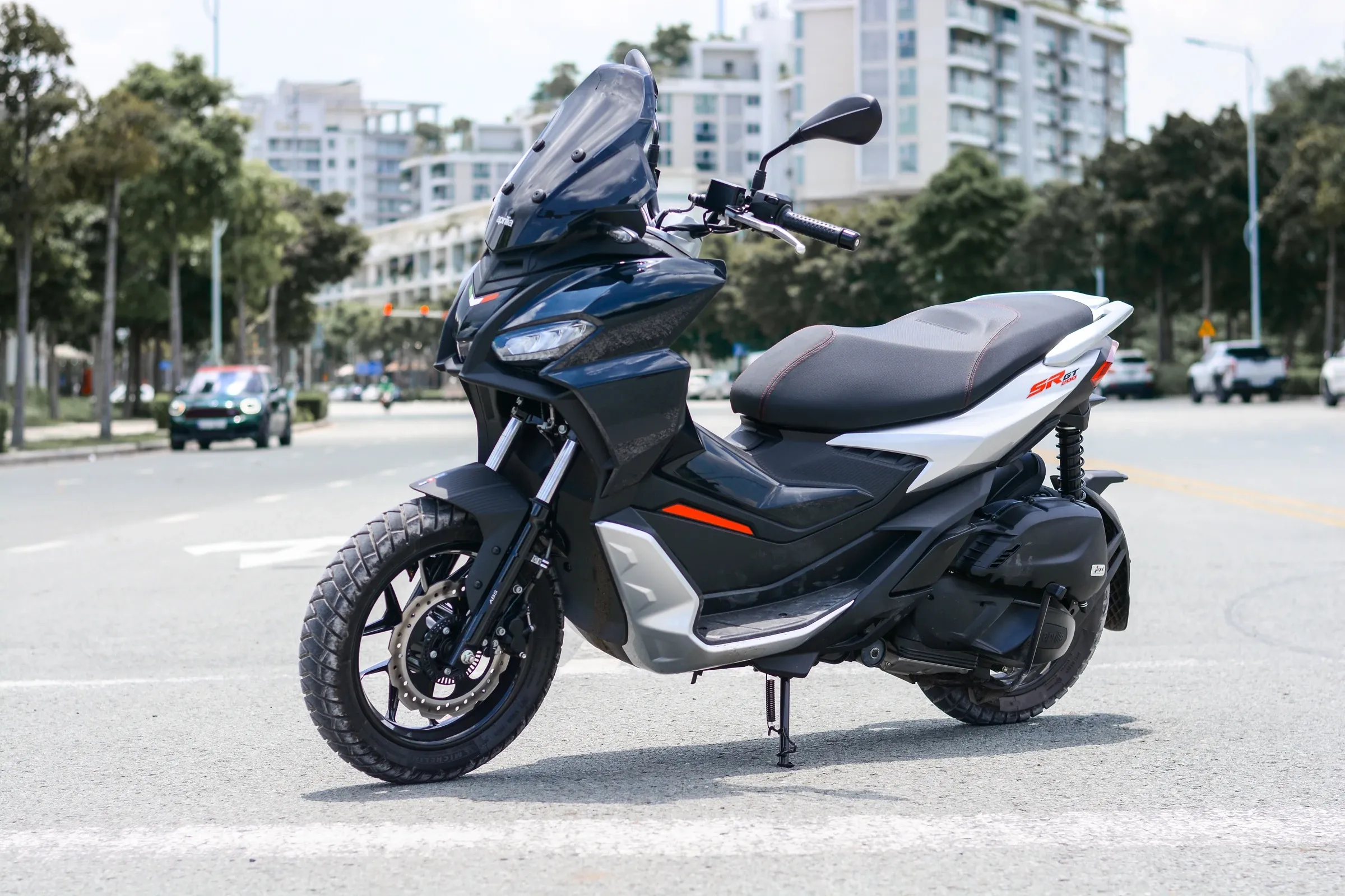 Aprilia SR GT 200 có thiết kế đầu xe hầm hố và ghi-đông trần
