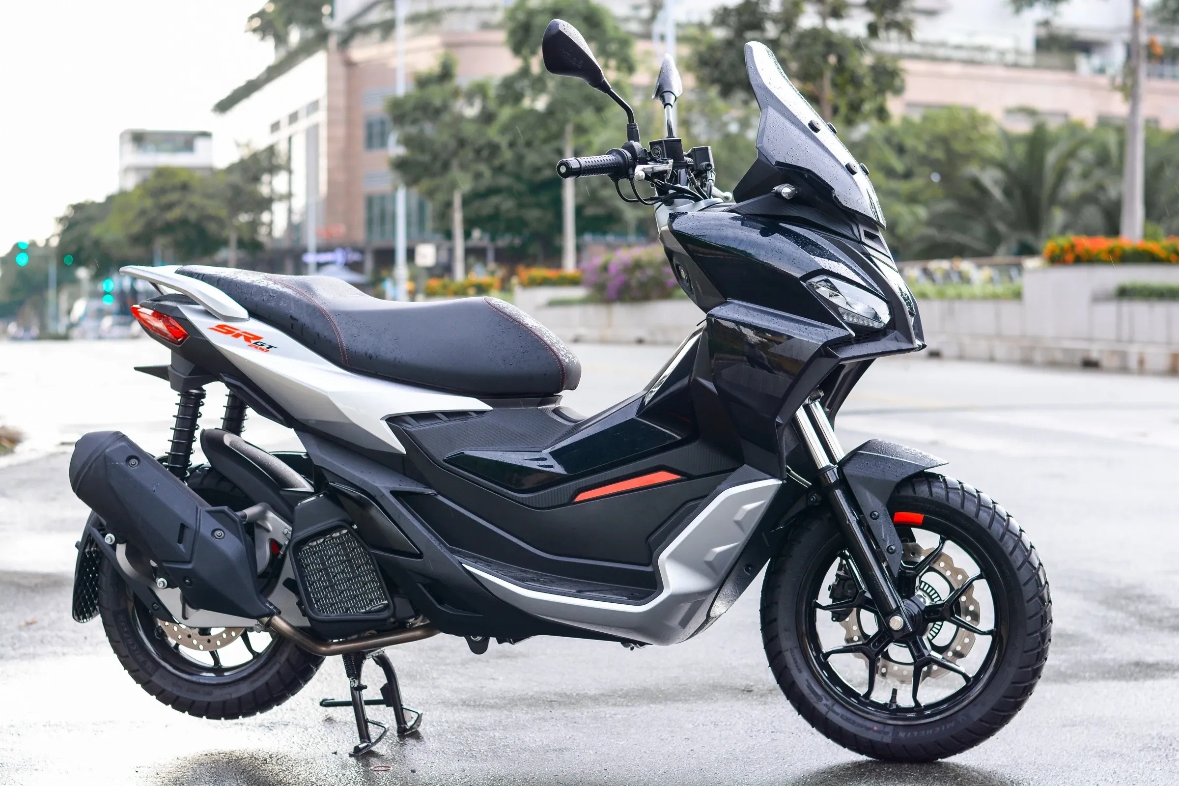 Góc nhìn từ phía sau Aprilia SR GT 200, thể hiện sự cơ bắp của mẫu xe
