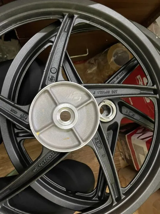 Chi tiết mâm đúc 5 cánh kép cho Wave RSX 110 màu bạc ánh kim